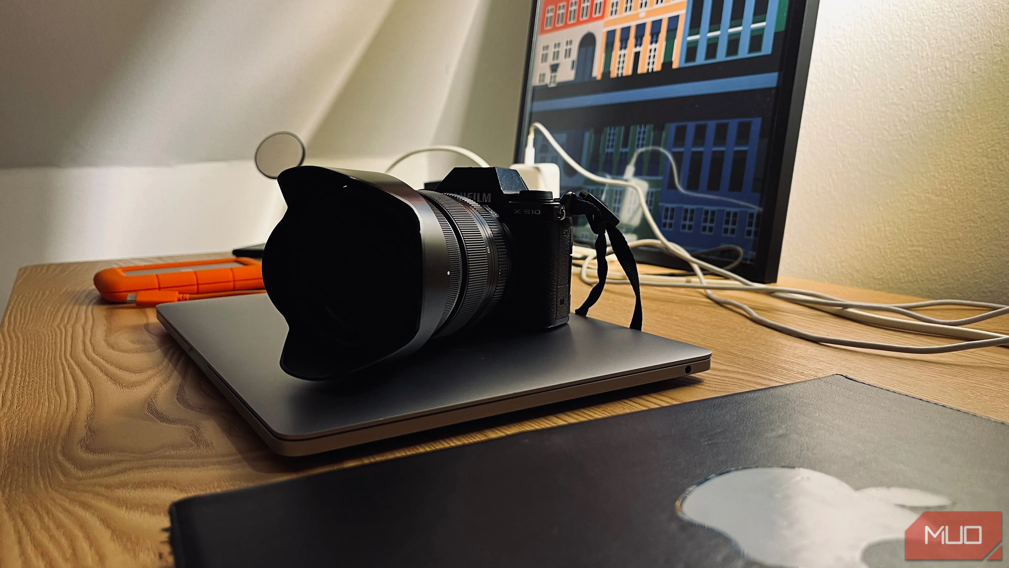 Bộ sưu tập thiết bị công nghệ bao gồm máy ảnh và laptop được sắp xếp cạnh nhau tại nhà