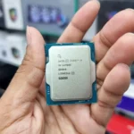Bộ vi xử lý Intel Core i9 thế hệ 14 trên bàn tay, biểu tượng cho sức mạnh và lỗ hổng bảo mật tiềm ẩn của CPU trước ransomware microcode.