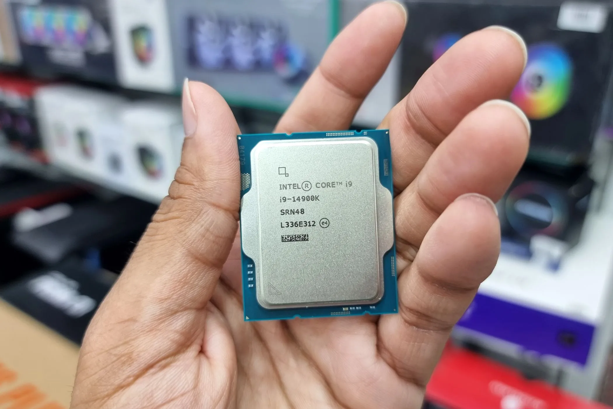 Bộ vi xử lý Intel Core i9 thế hệ 14 trên bàn tay, biểu tượng cho sức mạnh và lỗ hổng bảo mật tiềm ẩn của CPU trước ransomware microcode.