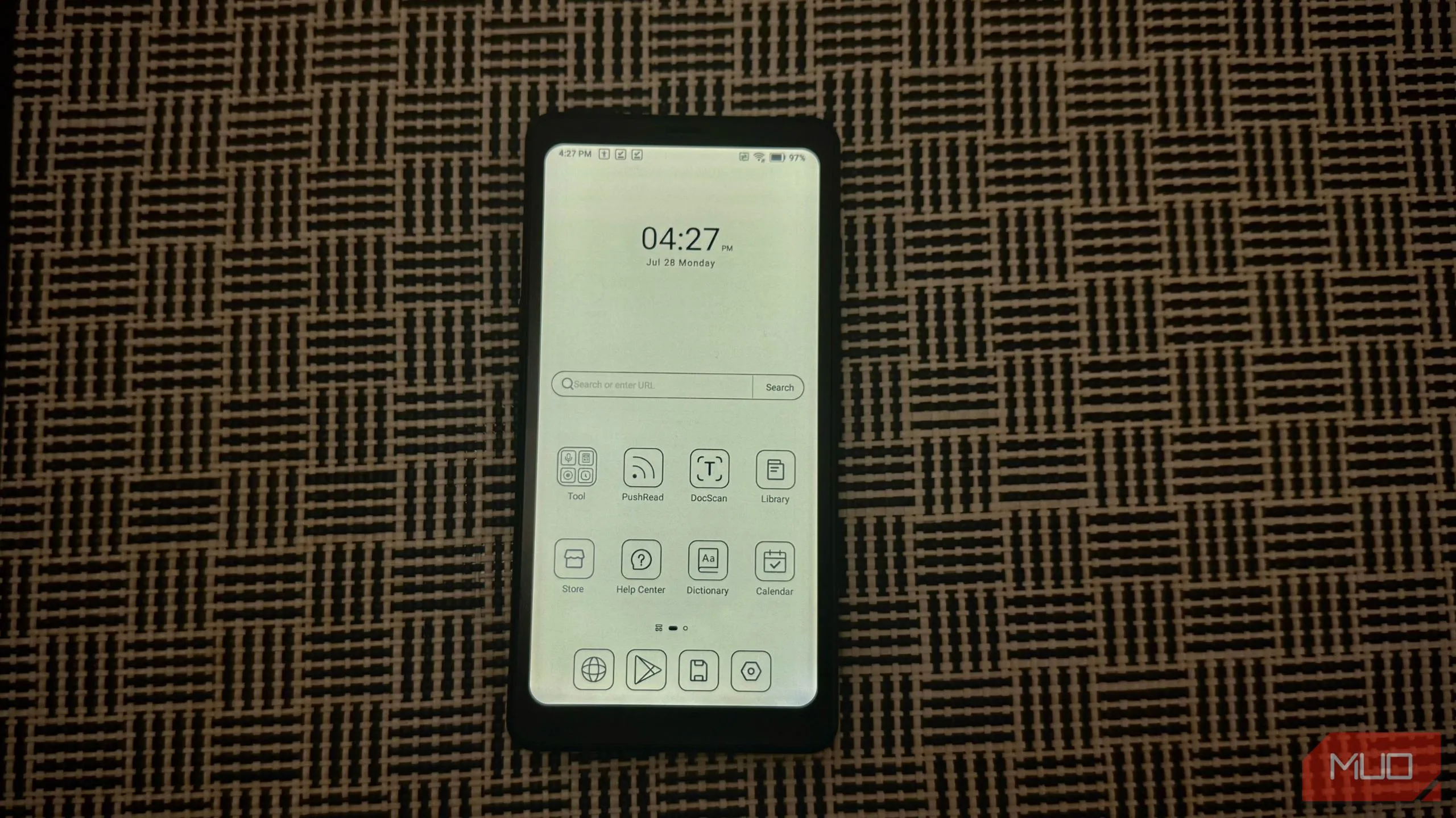 Boox Palma 2 đặt trên mặt bàn gỗ, màn hình chính hiển thị rõ ràng các biểu tượng ứng dụng, gợi ý một môi trường làm việc tập trung không bị xao nhãng.