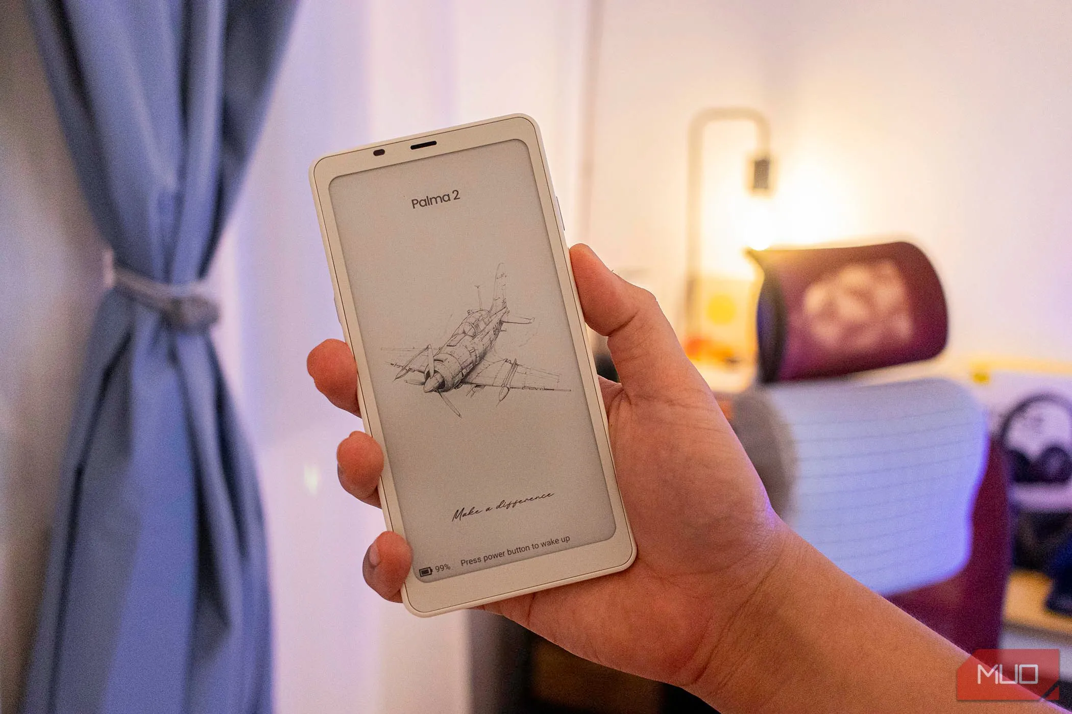 Boox Palma 2 màu đen với màn hình e-ink hiển thị giao diện chính, đang được cầm trong lòng bàn tay, minh họa thiết kế nhỏ gọn và tương tự smartphone.