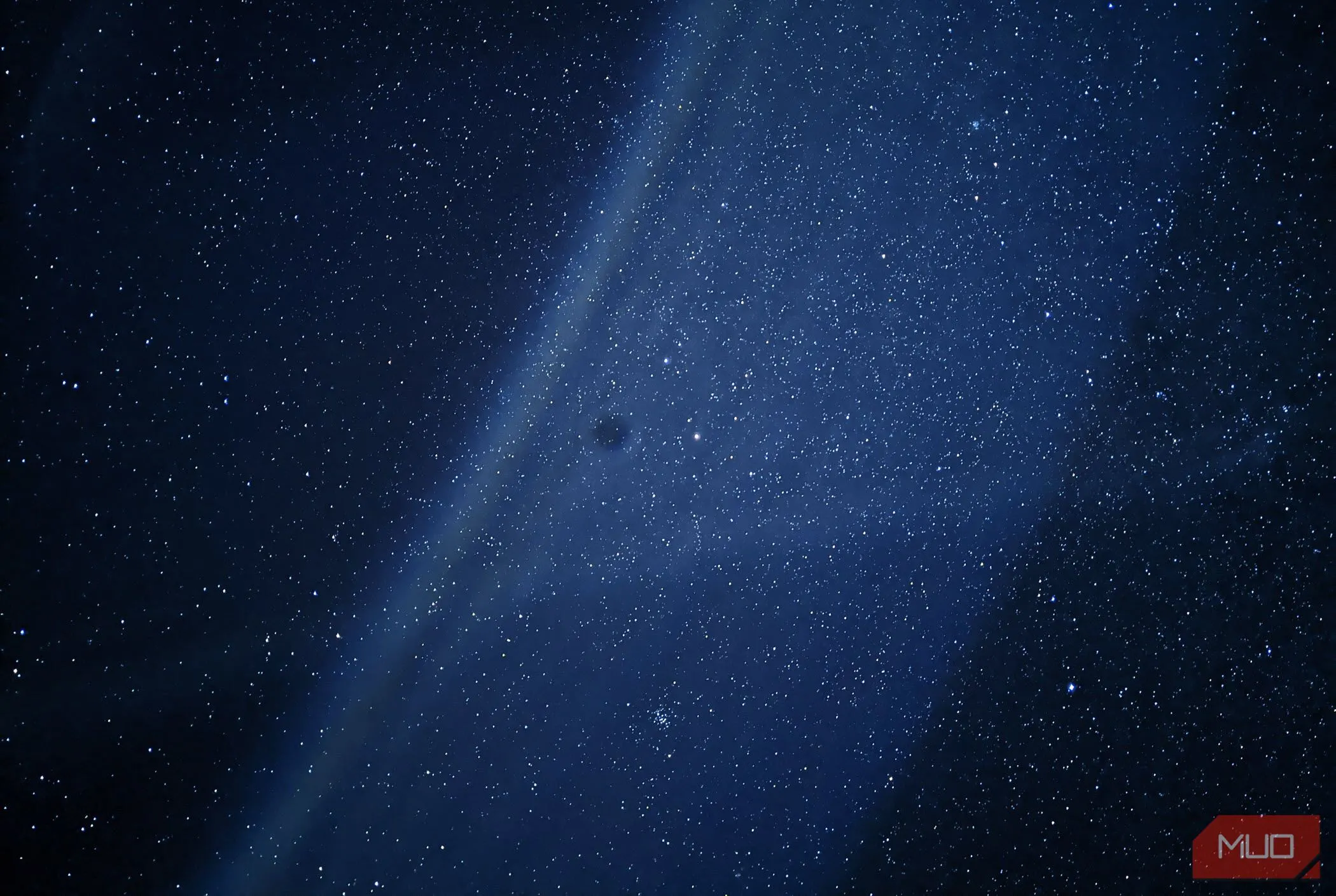 Bức ảnh bầu trời đầy sao chụp bằng chế độ Astrophotography trên Google Pixel 4a