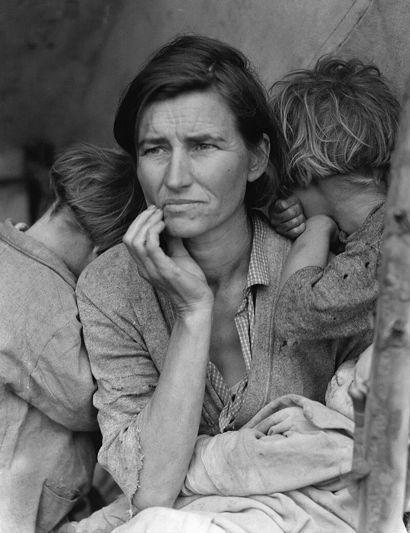 Bức ảnh biểu tượng của Dorothea Lange chụp một người mẹ di cư với khuôn mặt khắc khổ và các con đang nép mình trong thời kỳ Đại Suy Thoái