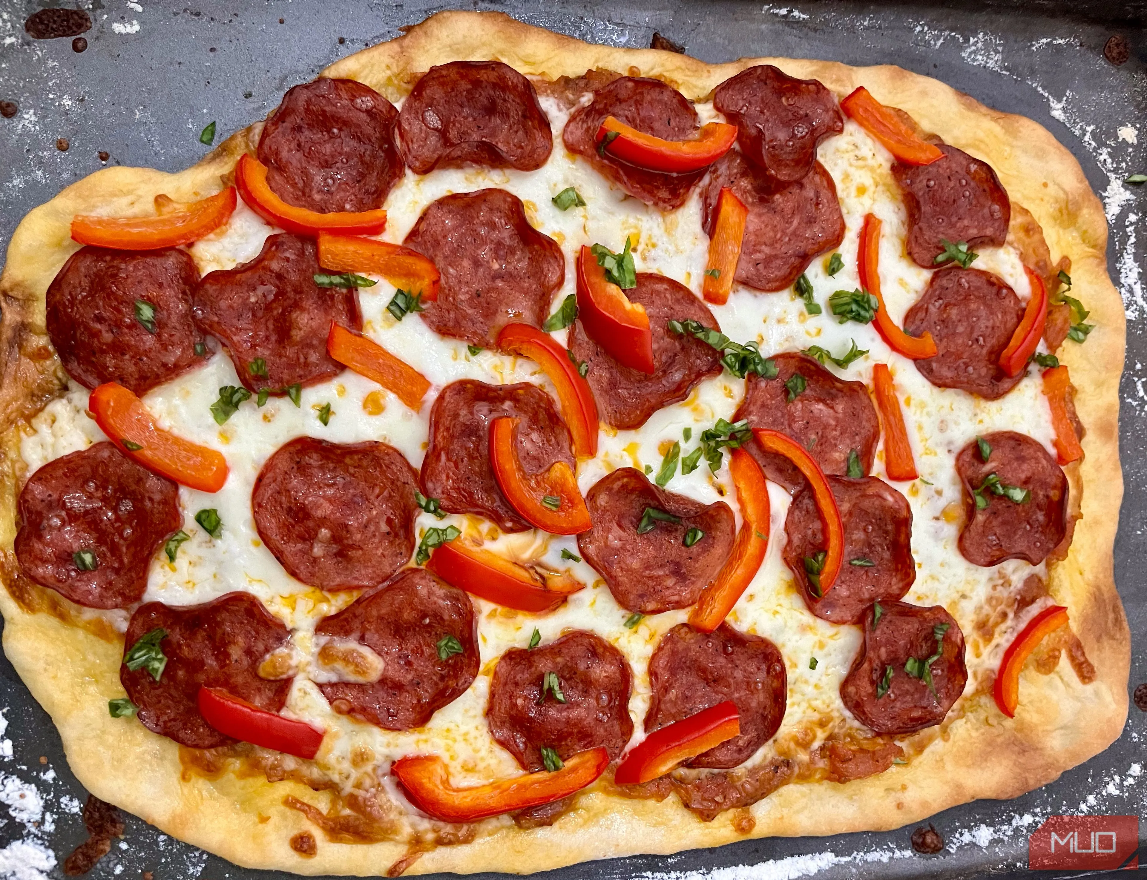 Bức ảnh cận cảnh chiếc pizza pepperoni hấp dẫn