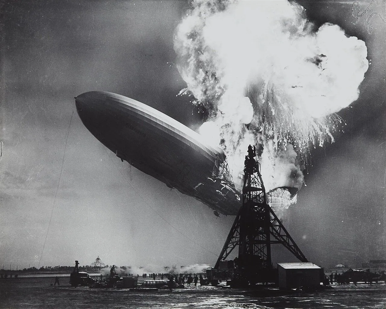 Bức ảnh kinh điển ghi lại khoảnh khắc khinh khí cầu Hindenburg bốc cháy và rơi xuống đất