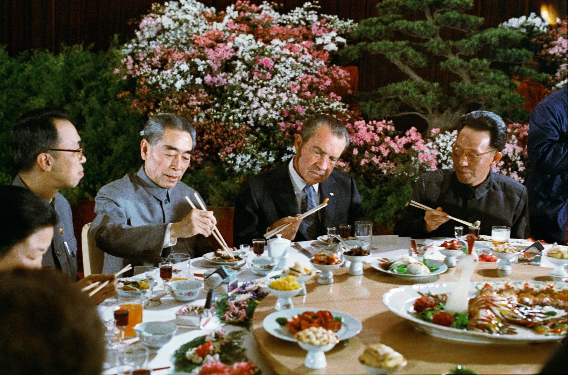 Bức ảnh lịch sử cựu Tổng thống Richard Nixon dùng bữa với các quan chức Trung Quốc, ghi lại khoảnh khắc ngoại giao quan trọng