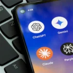Các biểu tượng chatbot AI trên màn hình điện thoại thông minh, minh họa cho công nghệ AI và nguy cơ lỗ hổng bảo mật