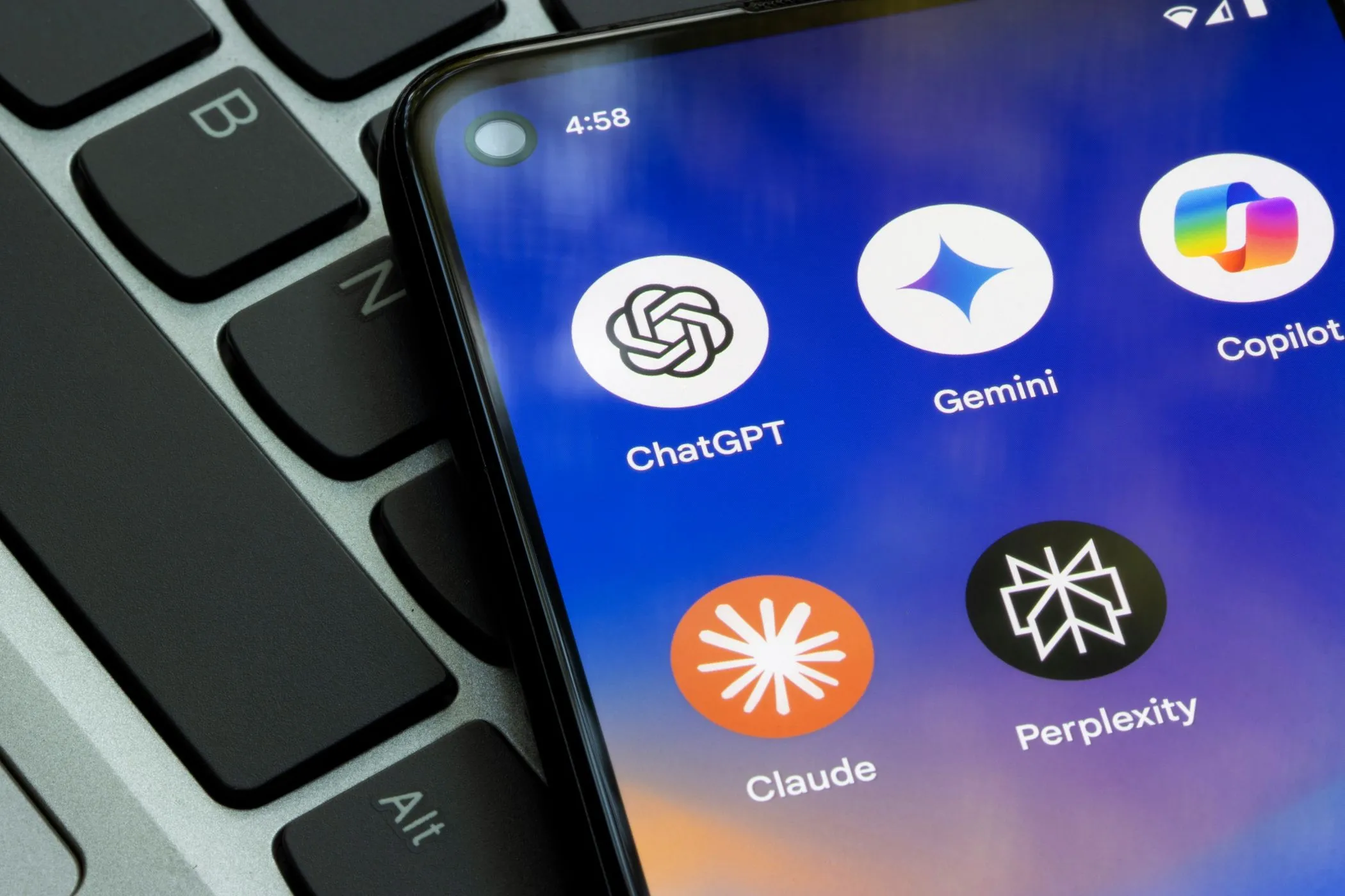 Các biểu tượng chatbot AI trên màn hình điện thoại thông minh, minh họa cho công nghệ AI và nguy cơ lỗ hổng bảo mật