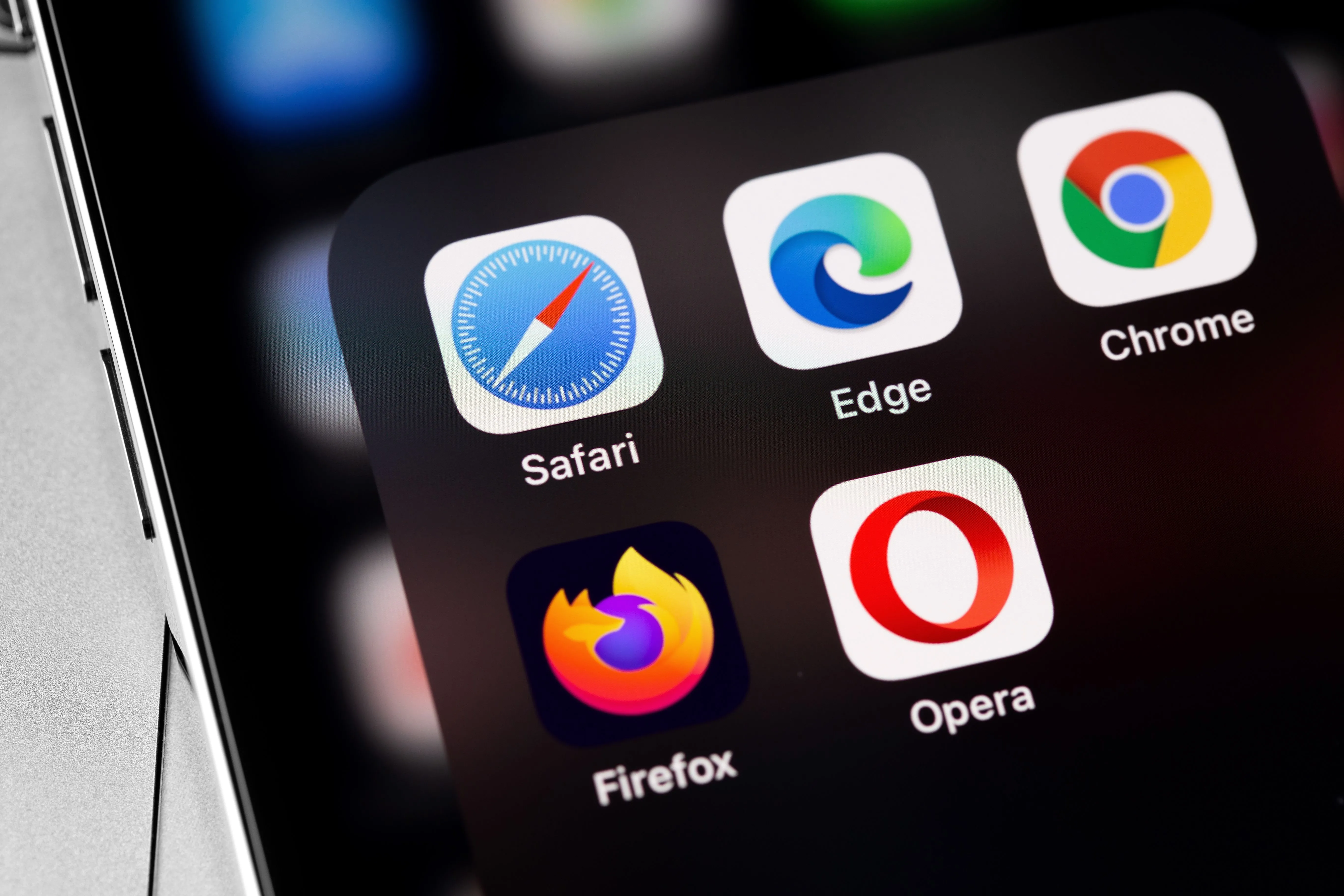 Các biểu tượng trình duyệt web phổ biến như Chrome, Edge, Firefox, Opera trên màn hình điện thoại, minh họa sự phong phú của thị trường trình duyệt.
