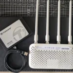 Các bộ phận cần thiết để thiết lập NAS từ router: ổ cứng ngoài, dây cáp, và bộ đổi nguồn