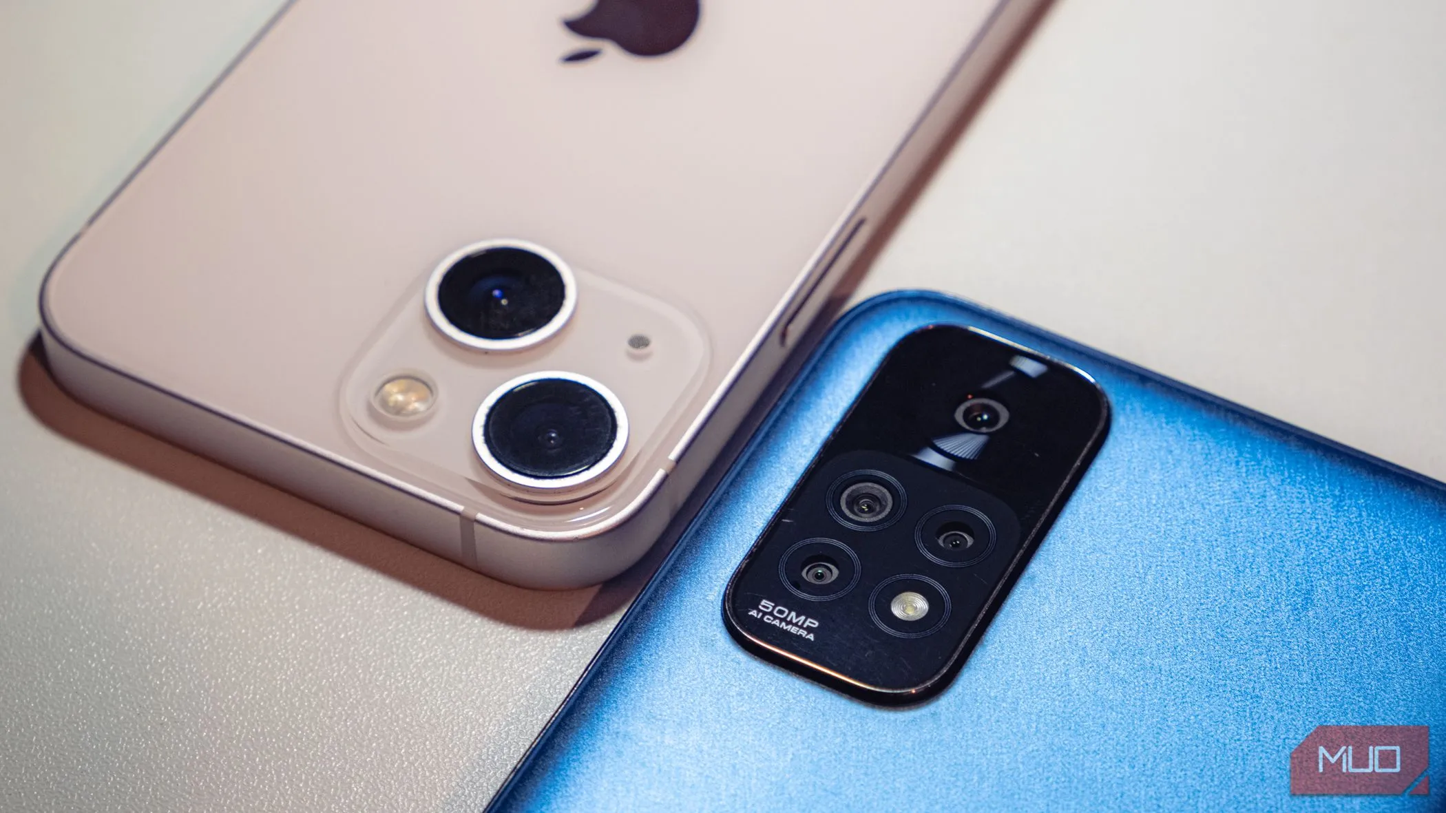Các camera điện thoại đặt cạnh nhau thể hiện sự đa dạng về thiết kế và số lượng ống kính.