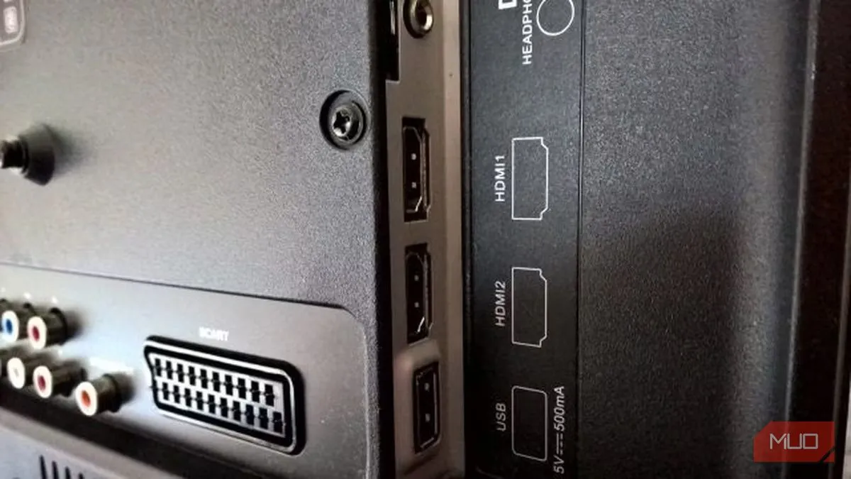 Các cổng HDMI trên mặt sau của TV thông minh