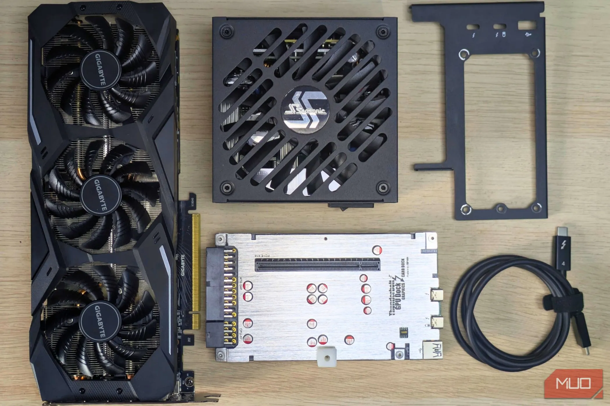 Các linh kiện thiết yếu để tự lắp eGPU tại nhà, bao gồm card đồ họa, bộ nguồn và dock eGPU Thunderbolt.