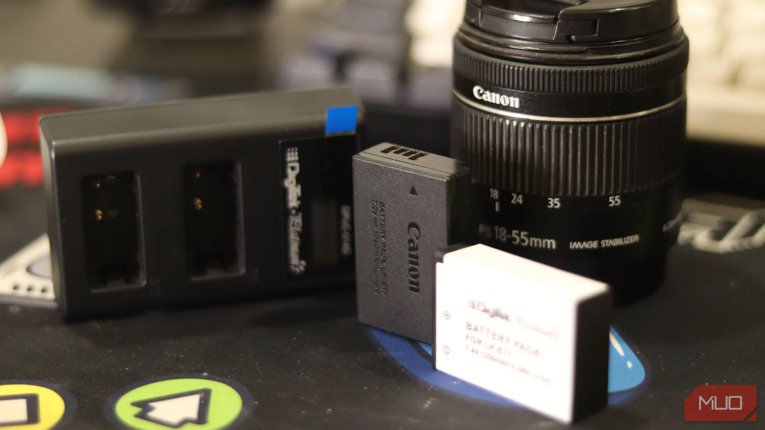 Các loại pin và phụ kiện bên thứ ba dành cho máy ảnh DSLR