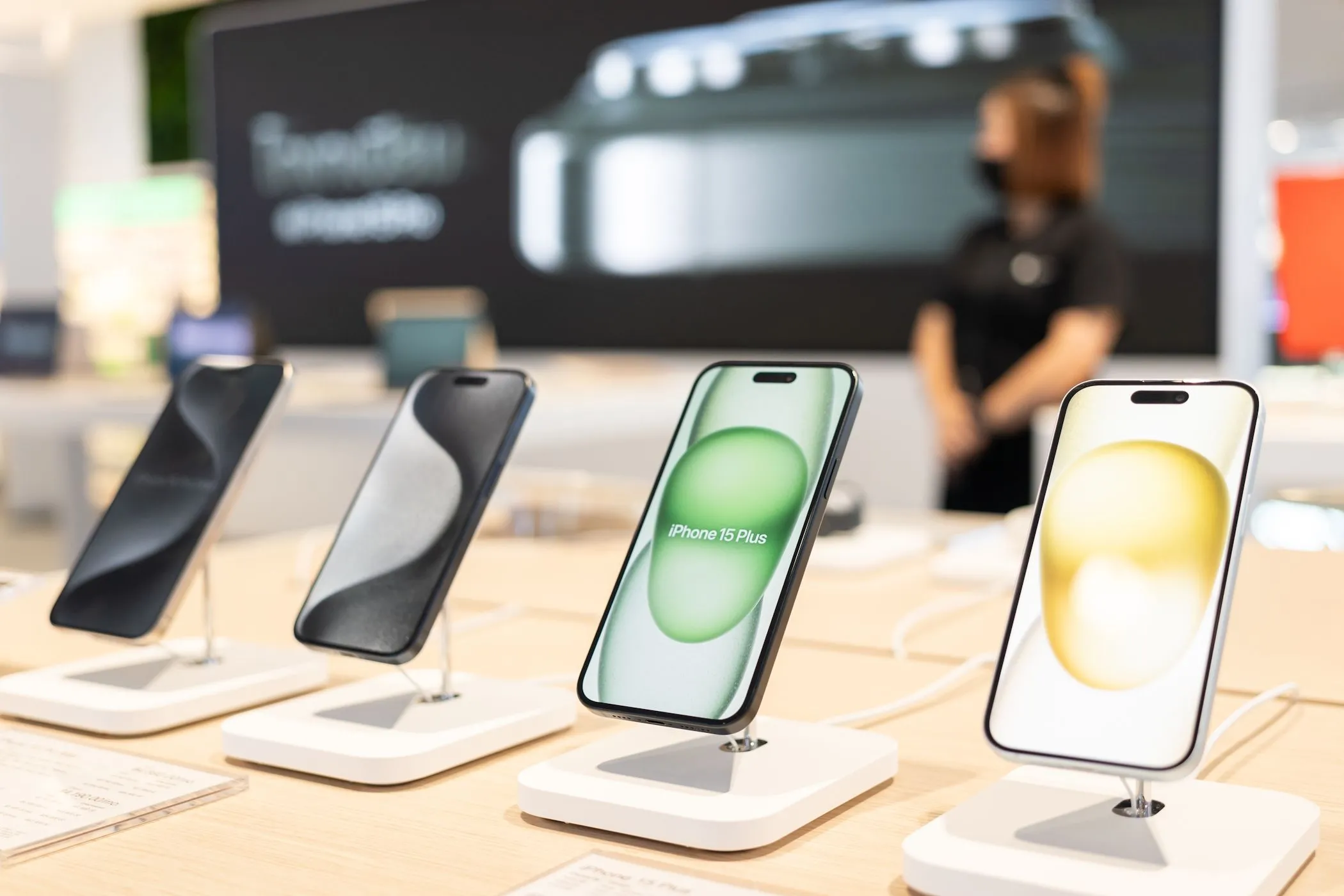 Các mẫu iPhone 15 mới đang trưng bày tại Apple Store, minh họa nhu cầu sản xuất liên tục và vấn đề rác thải điện tử