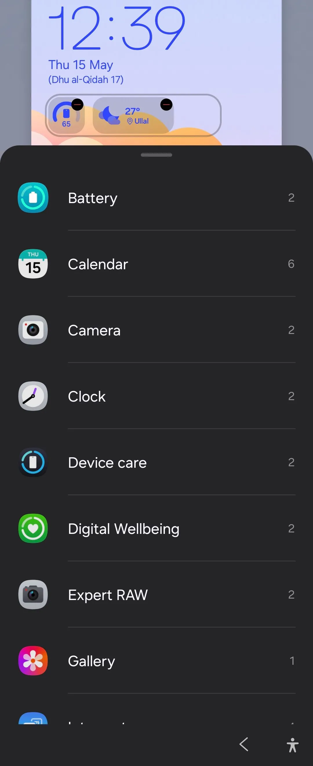 Các mini widget hiển thị trên màn hình khóa Samsung Galaxy Z Flip 6 sau khi cập nhật One UI 7