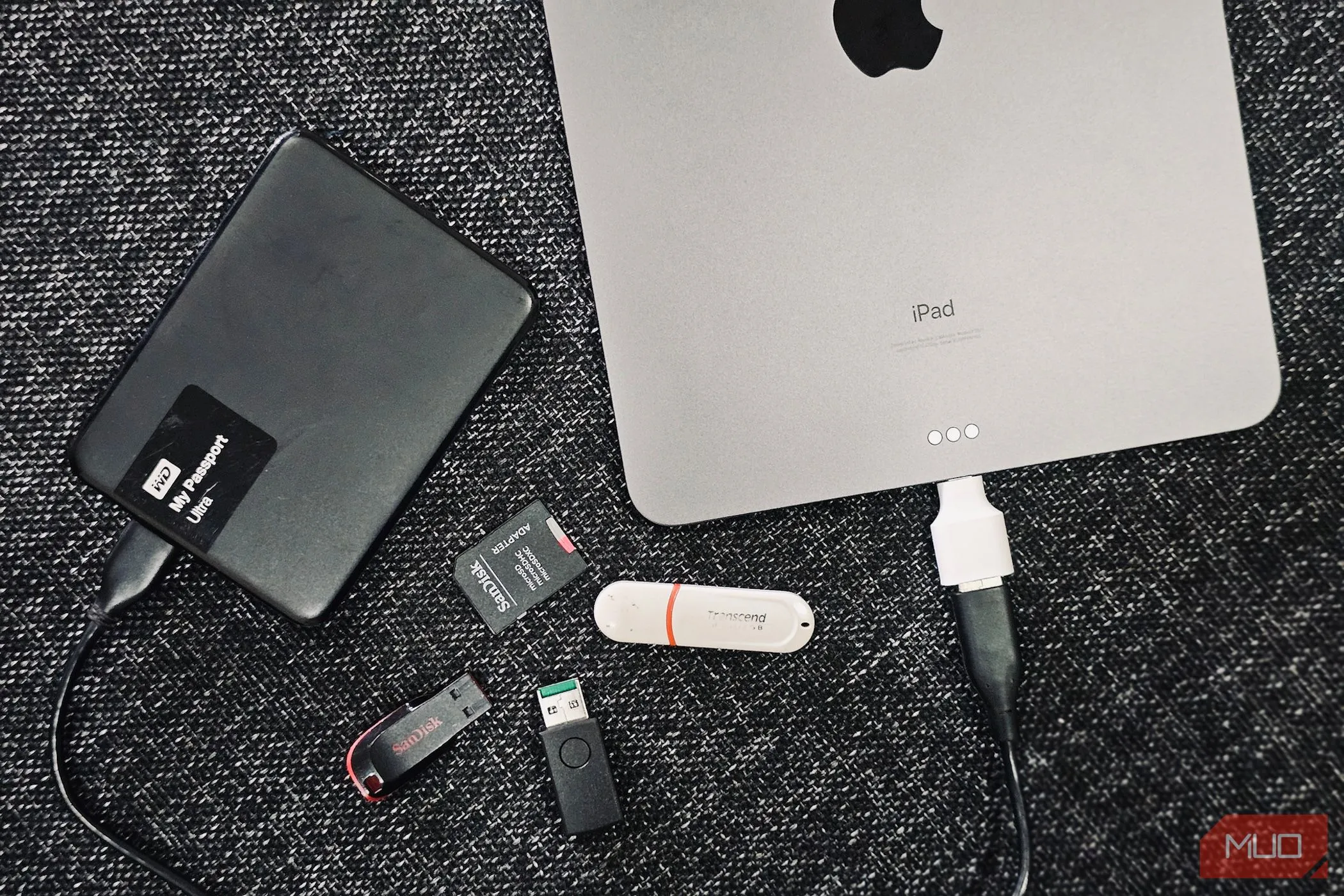 Các ổ đĩa gắn ngoài cùng với một chiếc iPad