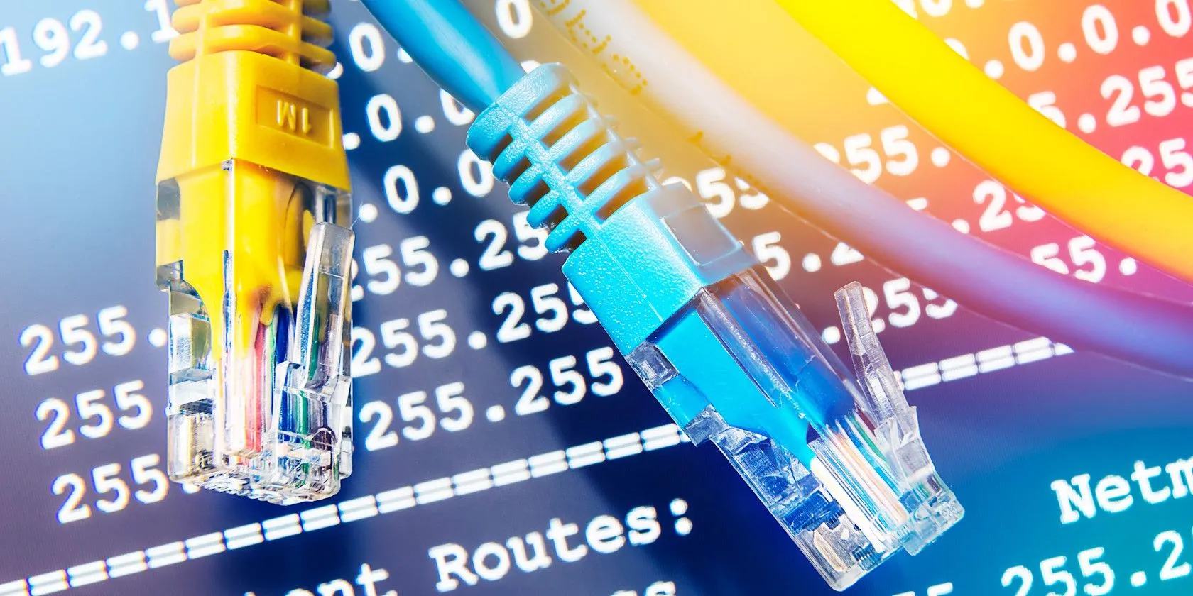 Các sợi cáp Ethernet và thông tin địa chỉ IP trên màn hình máy tính, minh họa cho kết nối mạng có dây ổn định và tốc độ cao.