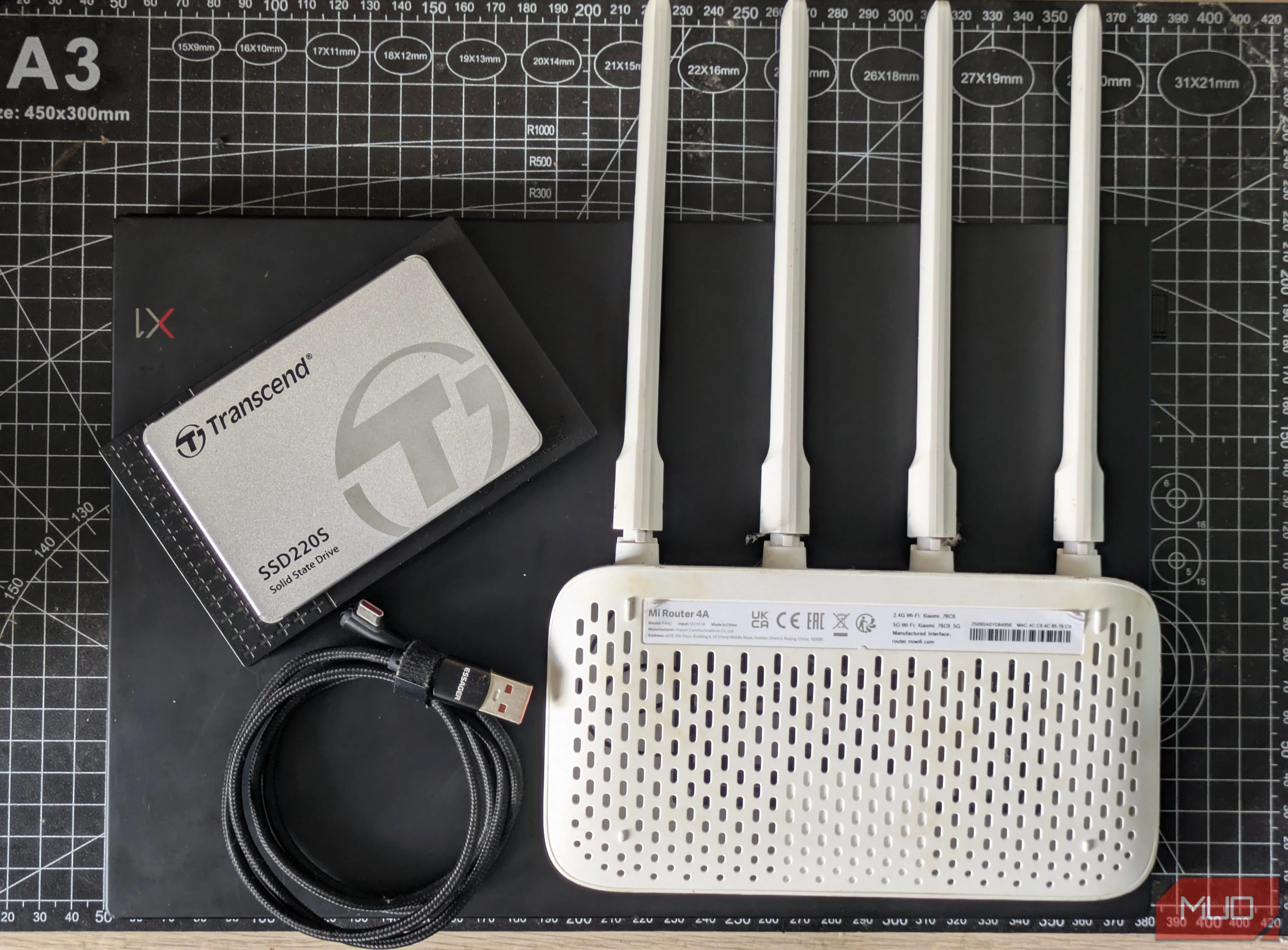Các thành phần cơ bản để tạo NAS từ router: bộ định tuyến và ổ cứng USB
