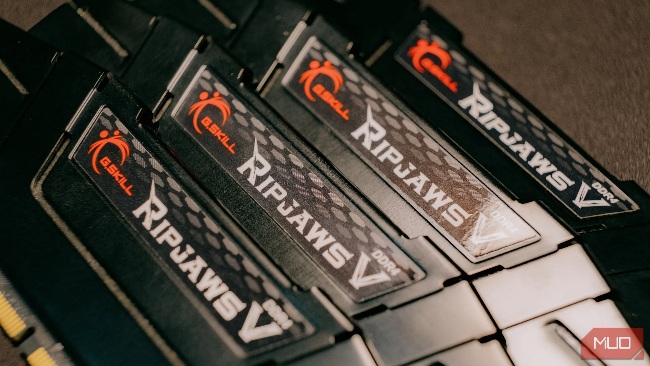 Các thanh RAM DDR5 máy tính được xếp chồng lên nhau