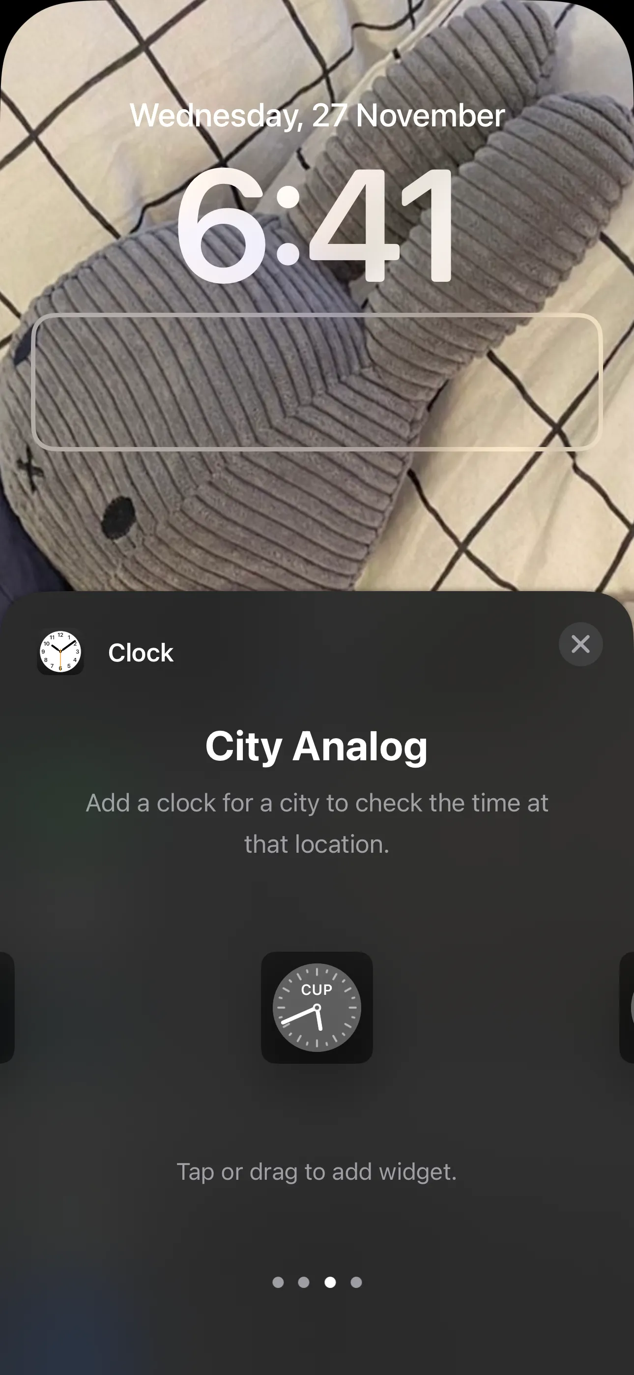 Các tùy chọn widget Đồng hồ cho Màn hình khóa iPhone, bao gồm City Analog