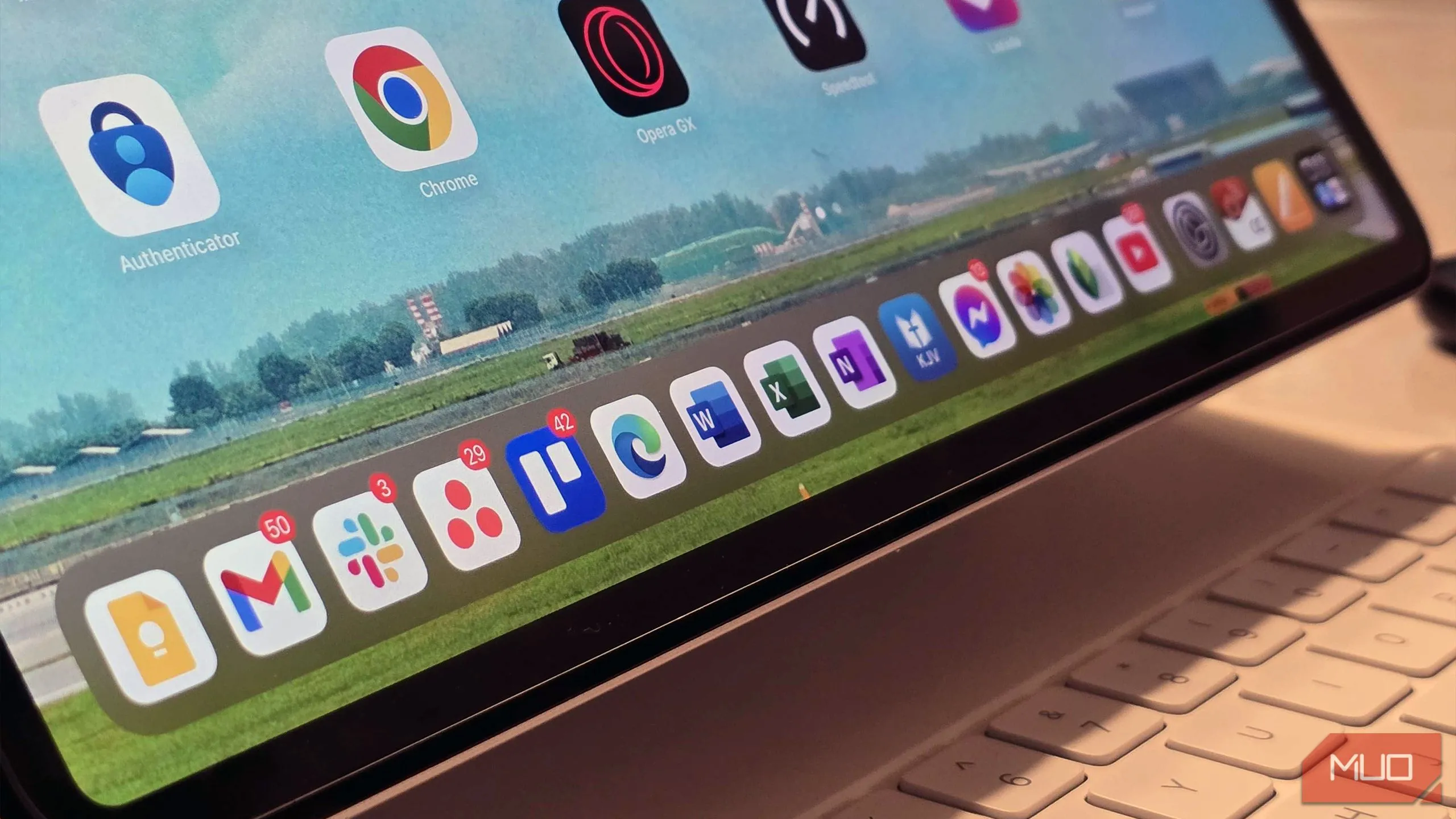 Các ứng dụng thiết yếu được sử dụng thường xuyên trên iPad Air phục vụ công việc và giải trí.