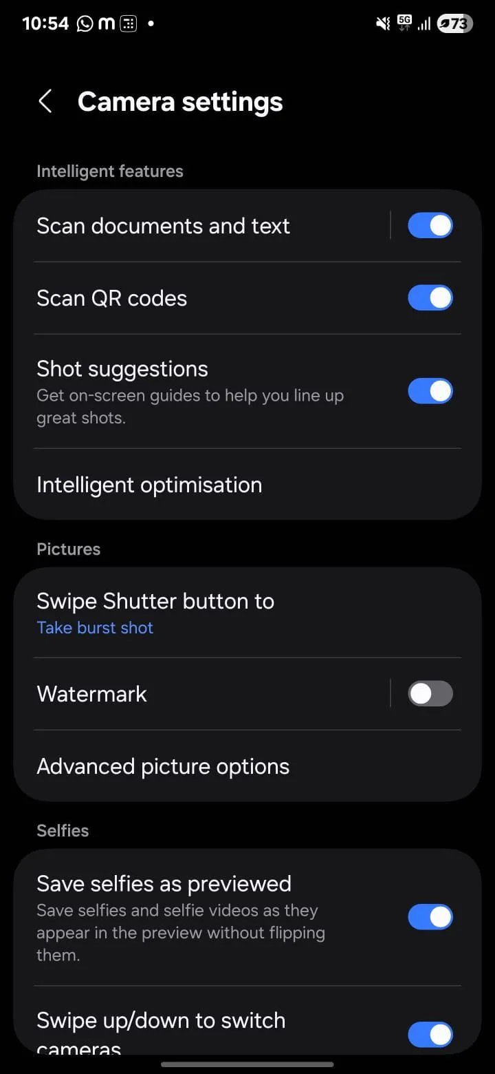 Cài đặt camera Samsung với tùy chọn Shot Suggestions được bật trong mục Cài đặt.