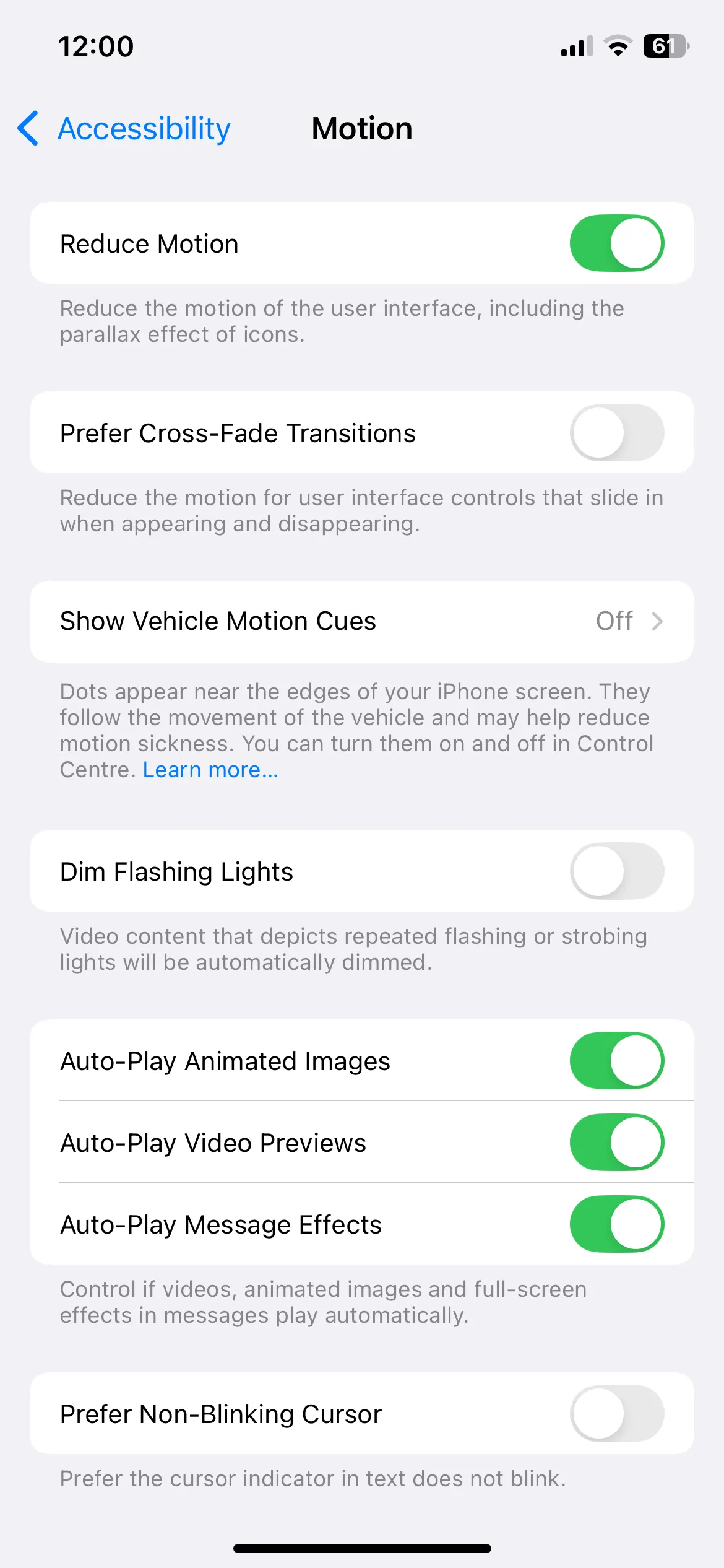 Cài đặt &quot;Giảm chuyển động&quot; trong mục Trợ năng trên iPhone, bật tính năng này giúp giảm hiệu ứng động và cải thiện hiệu năng thiết bị cũ.