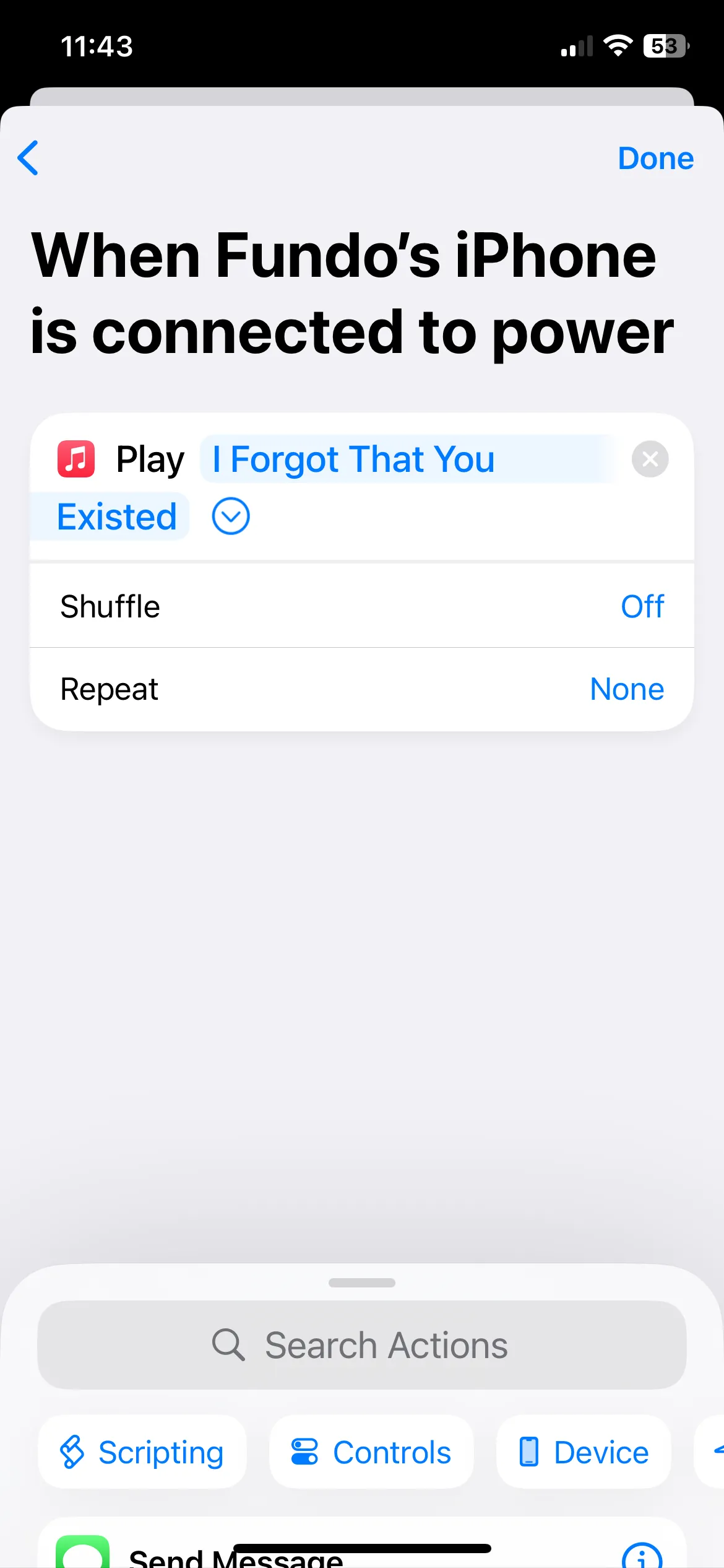 Cài đặt hành động 'Phát Nhạc' trong ứng dụng Phím tắt trên iPhone, hiển thị bài hát đã chọn cho âm thanh sạc.
