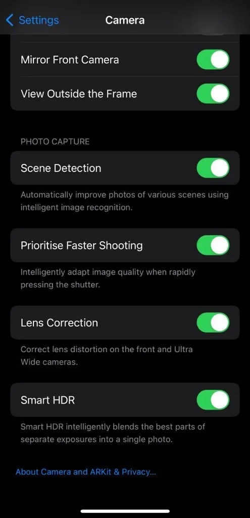 Cài đặt Smart HDR trong ứng dụng Cài đặt Camera trên iPhone để điều chỉnh chế độ HDR tự động.