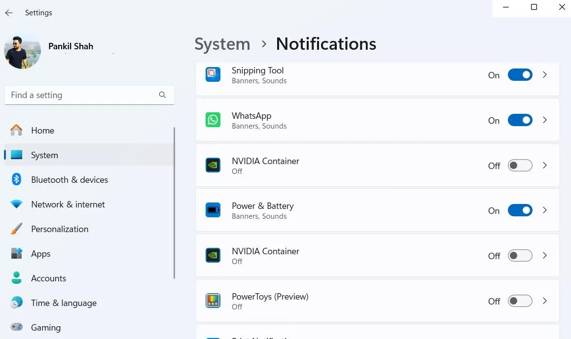 Cài đặt thông báo cho ứng dụng cụ thể trên Windows 11, hiển thị tùy chọn bật/tắt thông báo cho từng ứng dụng như Outlook hoặc WhatsApp