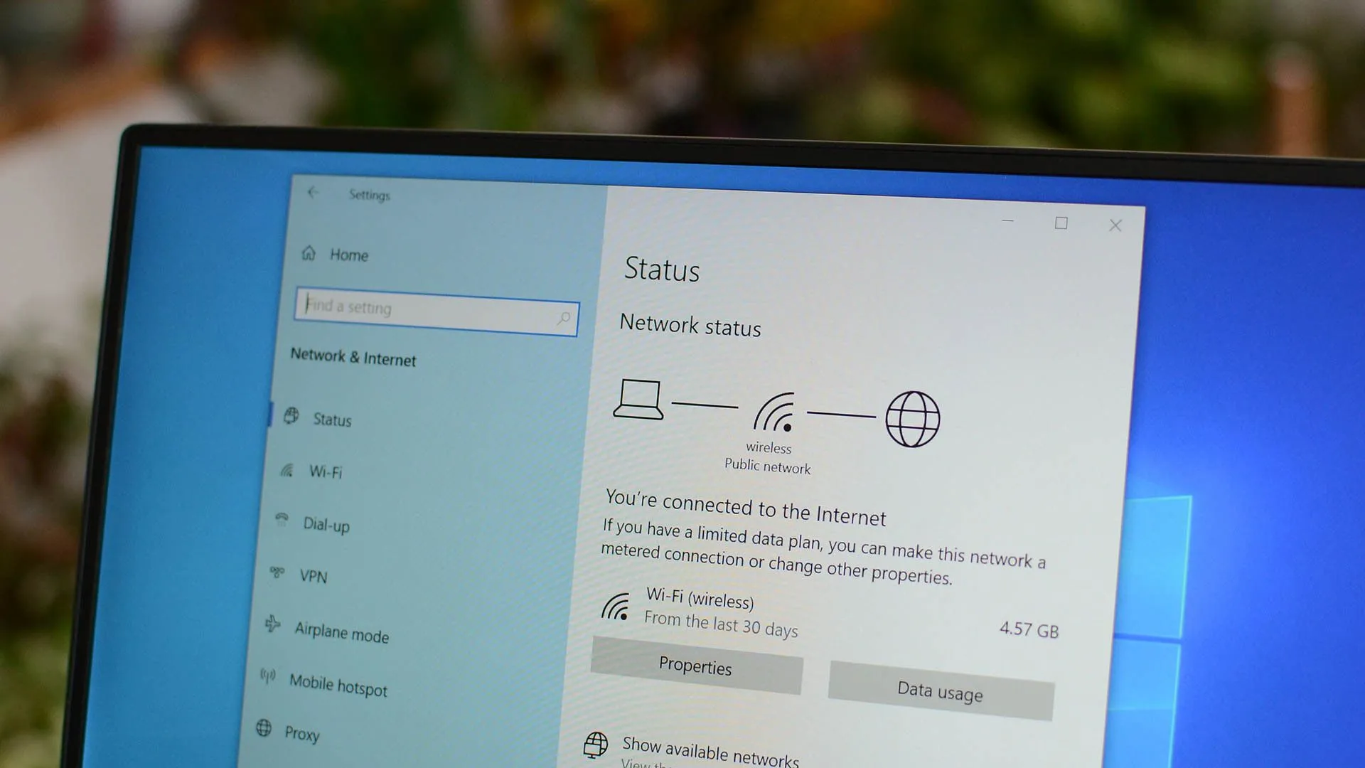 Cài đặt trạng thái mạng trong Windows, minh họa tầm quan trọng của việc bảo vệ danh tính khi dùng WiFi công cộng.