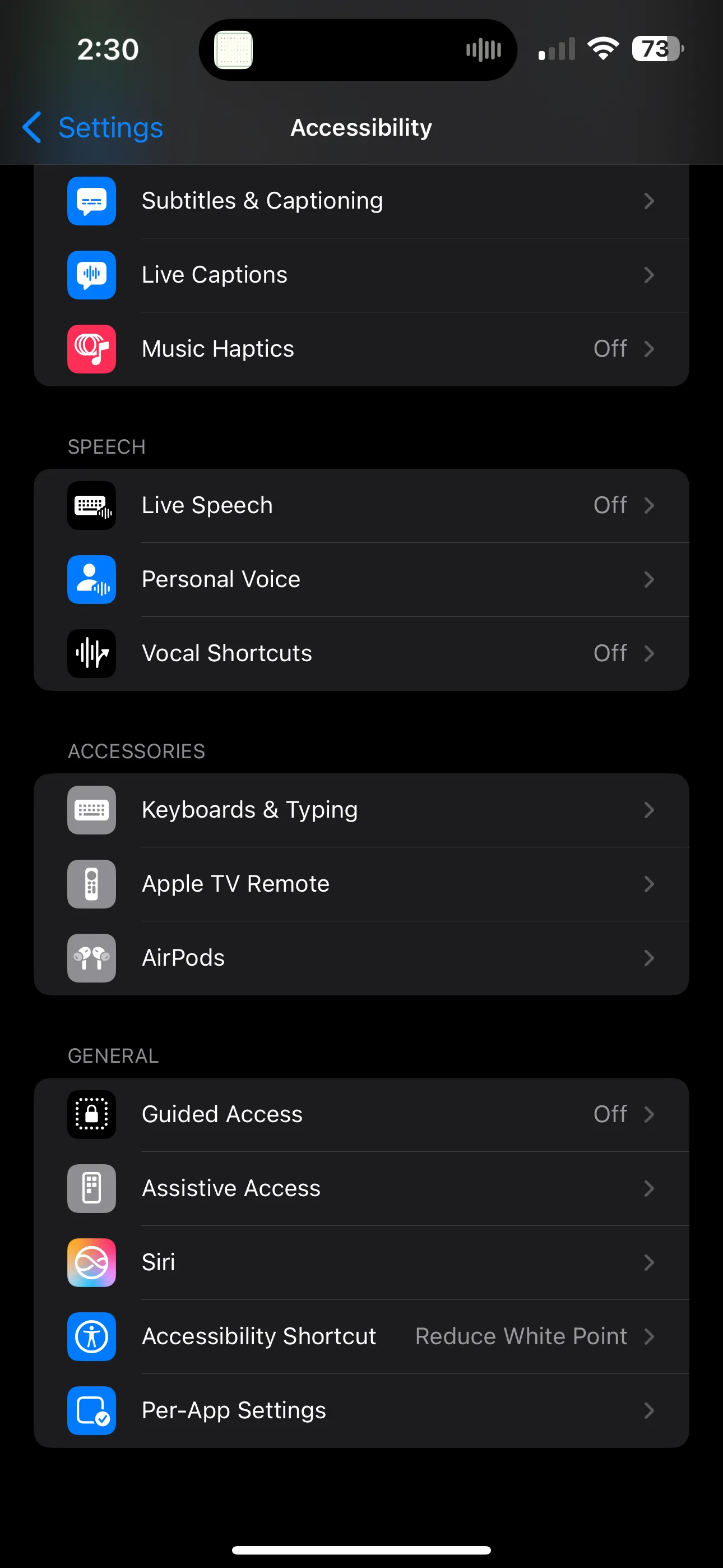Cài đặt trợ năng trên iPhone với tùy chọn Giảm điểm trắng được chọn