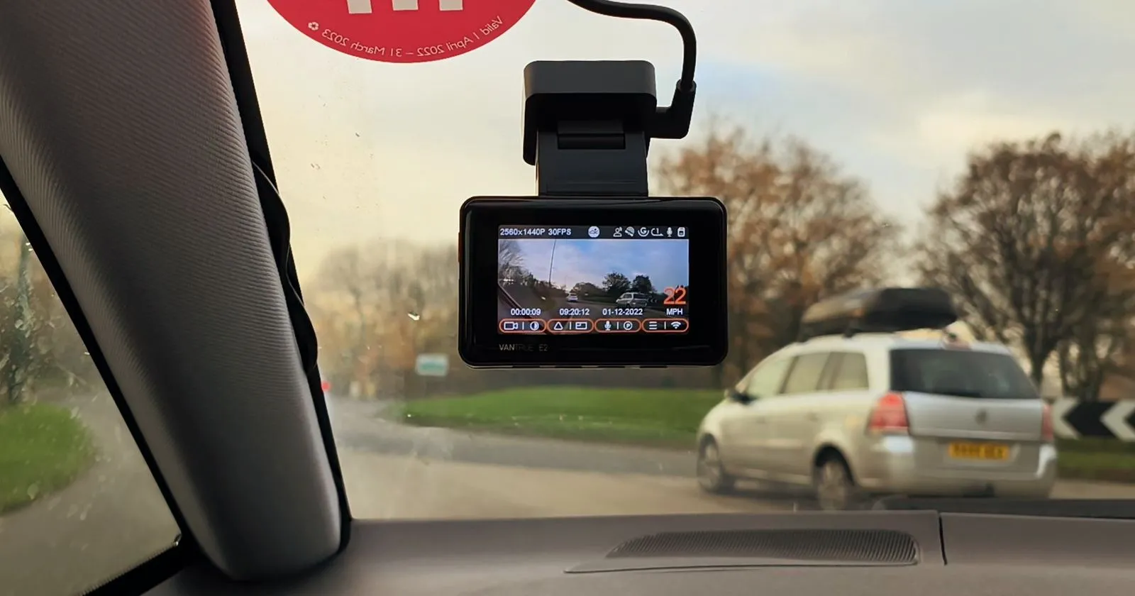 Camera hành trình Vantrue E3 đang hoạt động trên kính chắn gió ô tô, ghi lại hành trình.