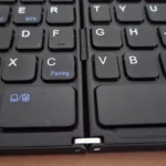 Cận cảnh bản lề trên bàn phím Bluetooth gập cho thấy thiết kế gấp khúc ảnh hưởng đến vị trí phím.