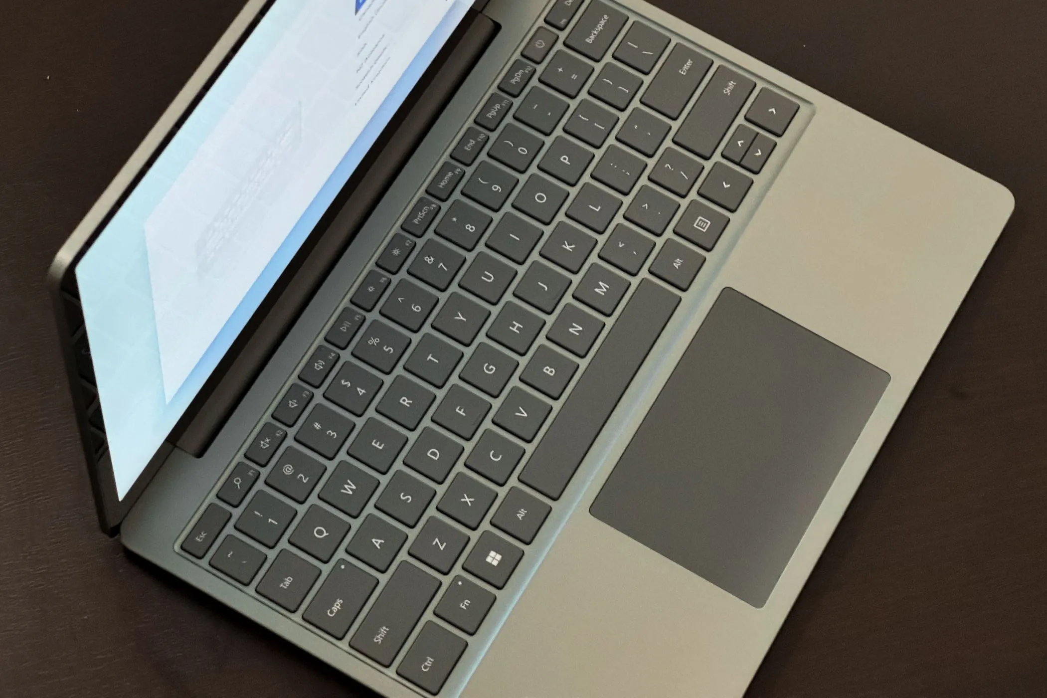 Cận cảnh bàn phím và trackpad của Surface Laptop Go 3
