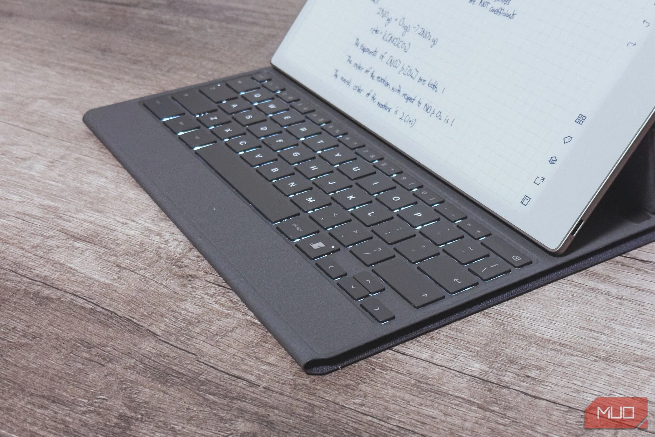 Cận cảnh các phím trên bàn phím Type Folio của reMarkable Paper Pro, một phụ kiện đắt đỏ