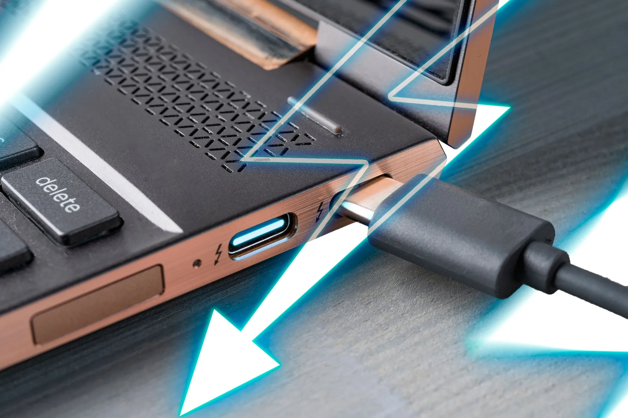 Cận cảnh cổng USB-C với biểu tượng Thunderbolt trên laptop, đại diện cho các chuẩn kết nối tiên tiến hiện tại mà GPMI đang nhắm đến để vượt qua.
