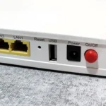 Cận cảnh cổng USB trên router Wi-Fi, gợi ý việc khởi động lại thiết bị để cải thiện hiệu suất mạng