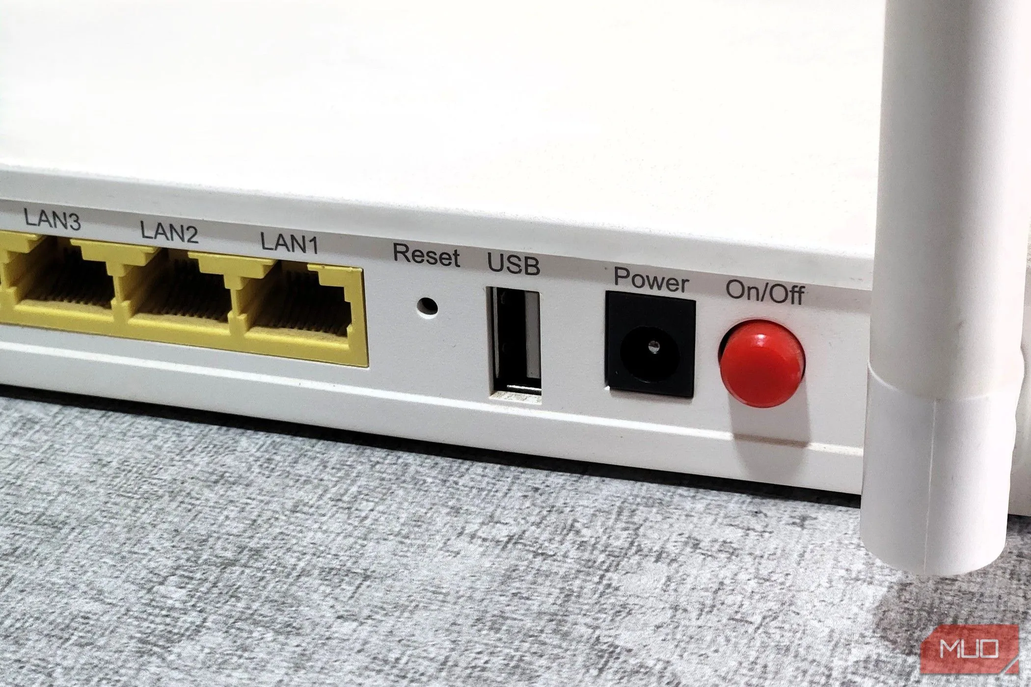 Cận cảnh cổng USB trên router Wi-Fi, gợi ý việc khởi động lại thiết bị để cải thiện hiệu suất mạng