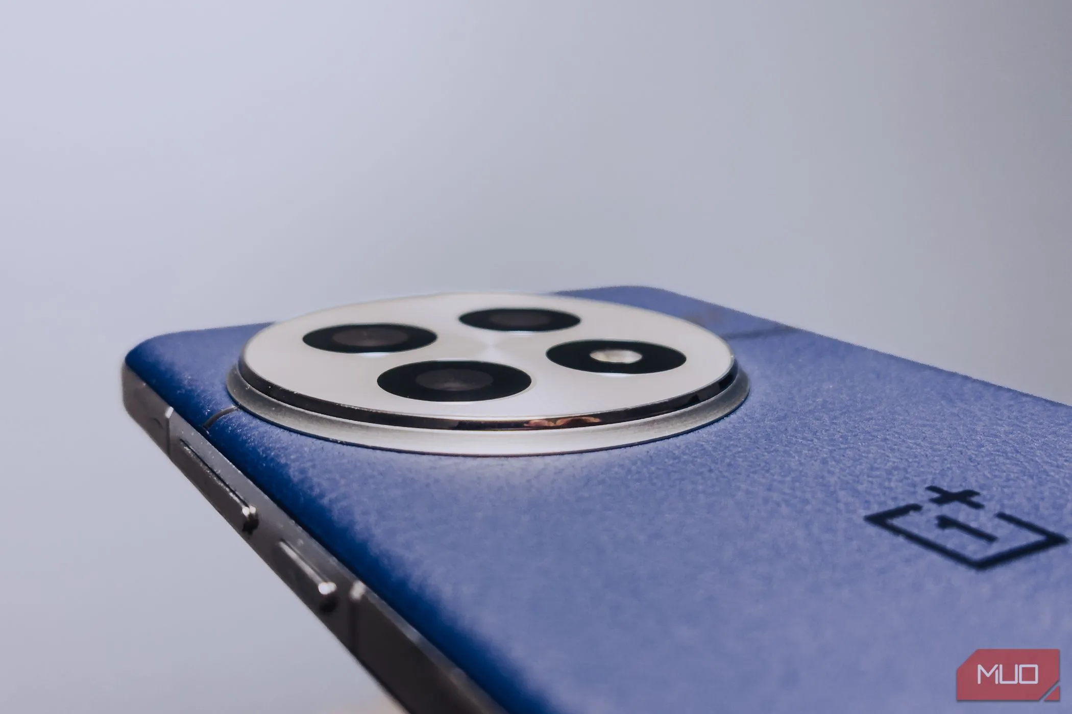 Cận cảnh cụm camera OnePlus 13