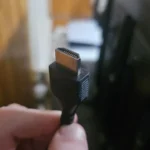 Cận cảnh đầu cáp HDMI bẩn, tượng trưng cho kết nối giữa các thiết bị điện tử trong hệ thống giải trí gia đình.