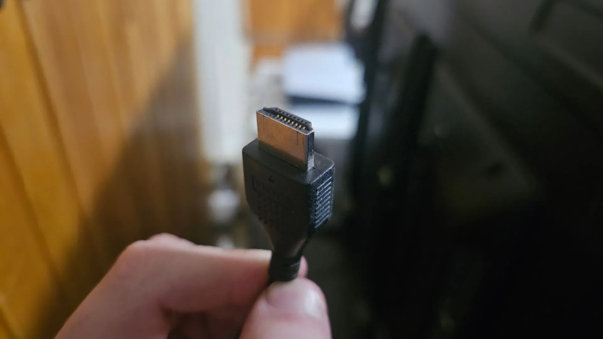 Cận cảnh đầu cáp HDMI bẩn, tượng trưng cho kết nối giữa các thiết bị điện tử trong hệ thống giải trí gia đình.