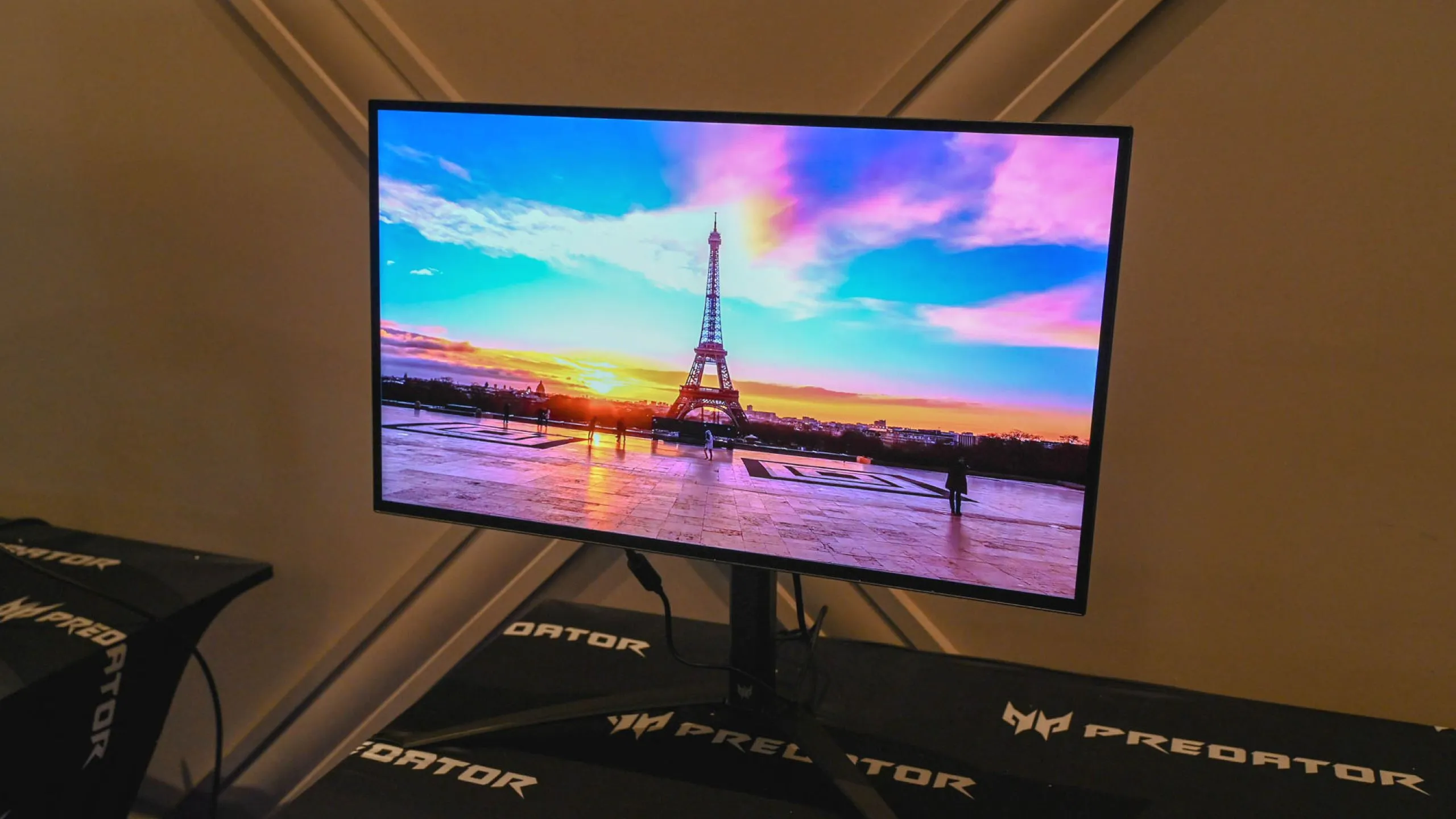 Cận cảnh màn hình gaming OLED, minh họa chi tiết điểm ảnh và nguy cơ xuống cấp