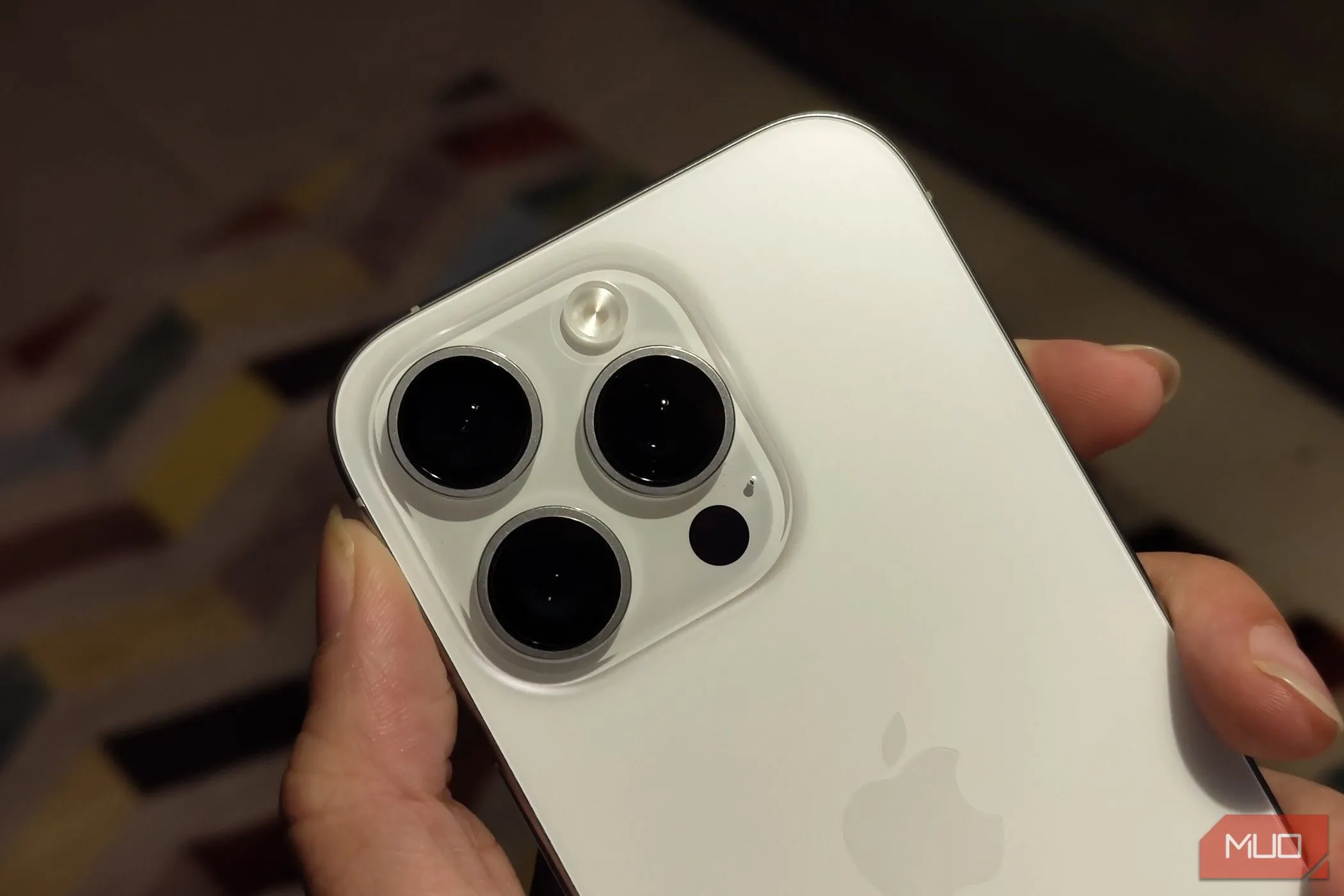 Cận cảnh mặt lưng của một chiếc iPhone, nhấn mạnh thiết kế cần được bảo vệ