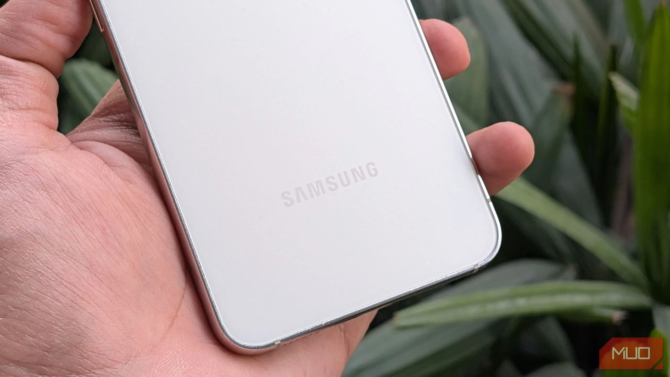 Cận cảnh người dùng đang cầm Samsung Galaxy S23, thể hiện sự bền bỉ và hỗ trợ lâu dài.