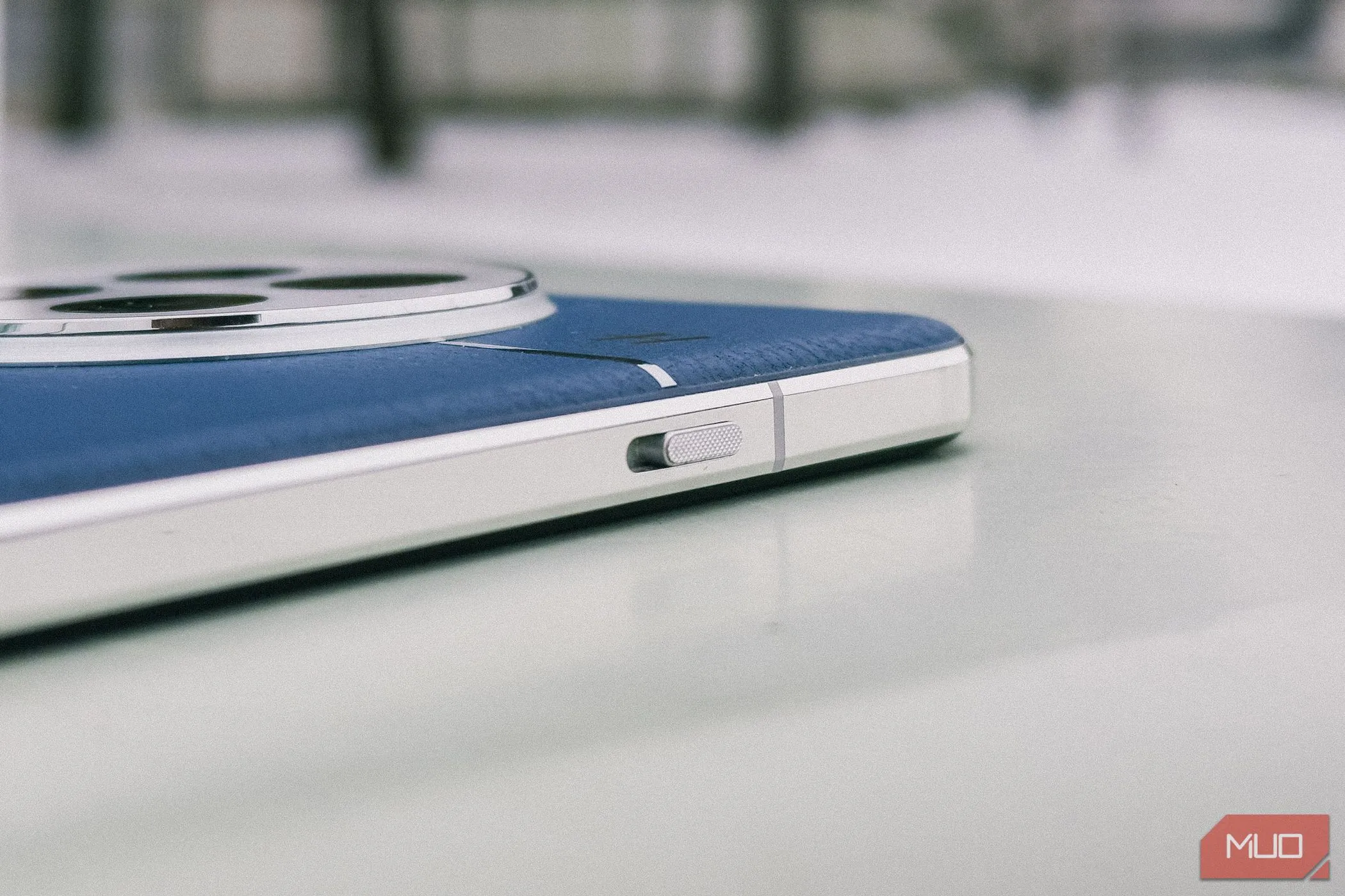 Cận cảnh nút gạt chế độ của OnePlus 13