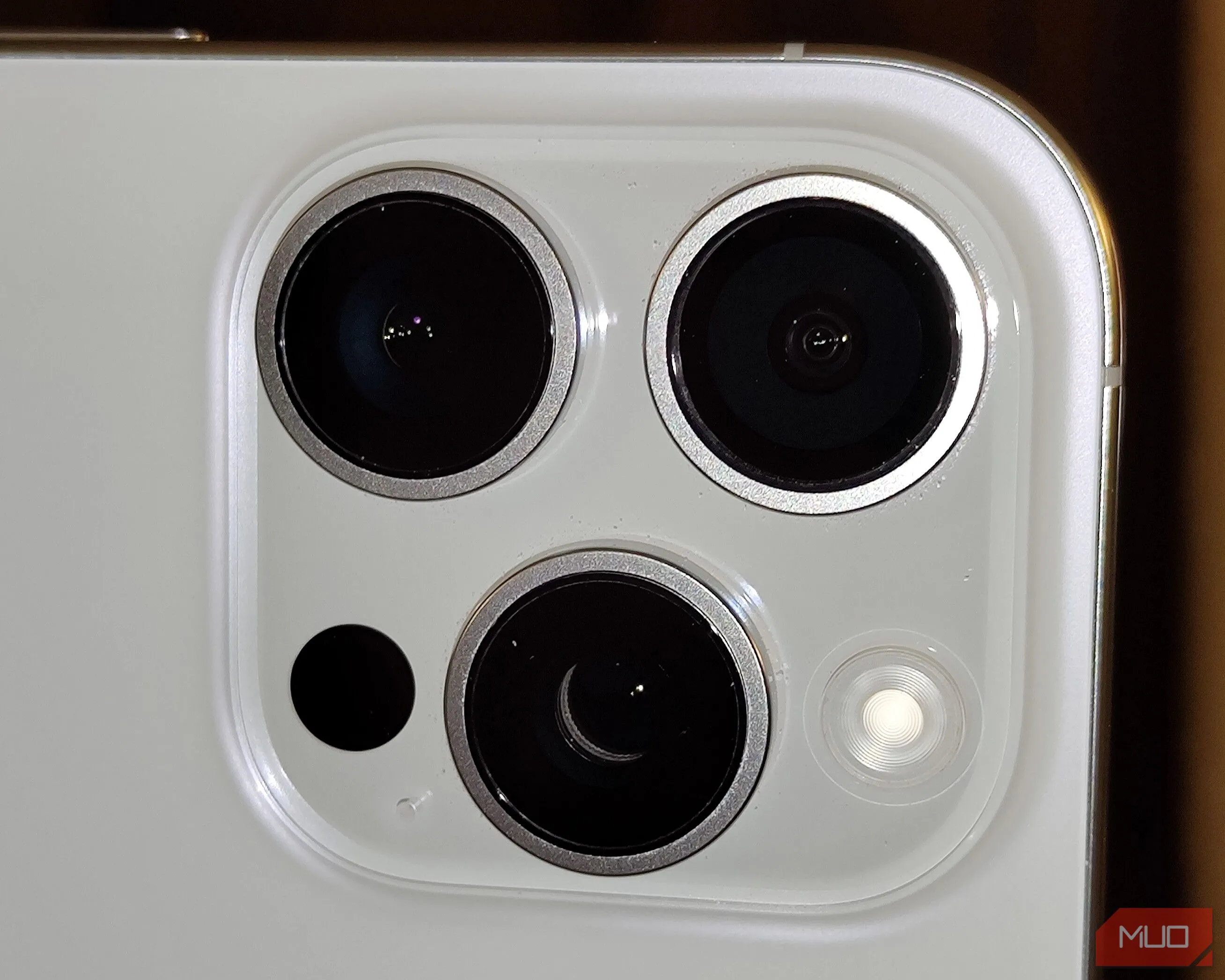 Cận cảnh ống kính camera điện thoại đã được vệ sinh sạch sẽ, sáng bóng