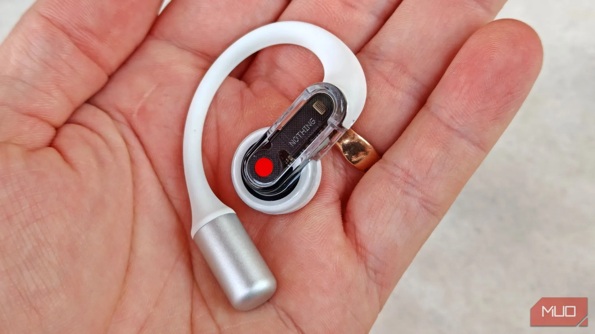 Cận cảnh tai nghe phải Nothing Ear (open) trong lòng bàn tay