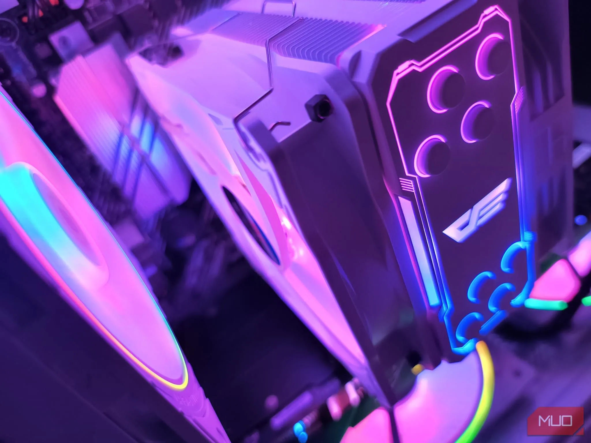 Cận cảnh tản nhiệt DarkFlash Z4 Pro vừa vặn hoàn hảo trong không gian case hẹp